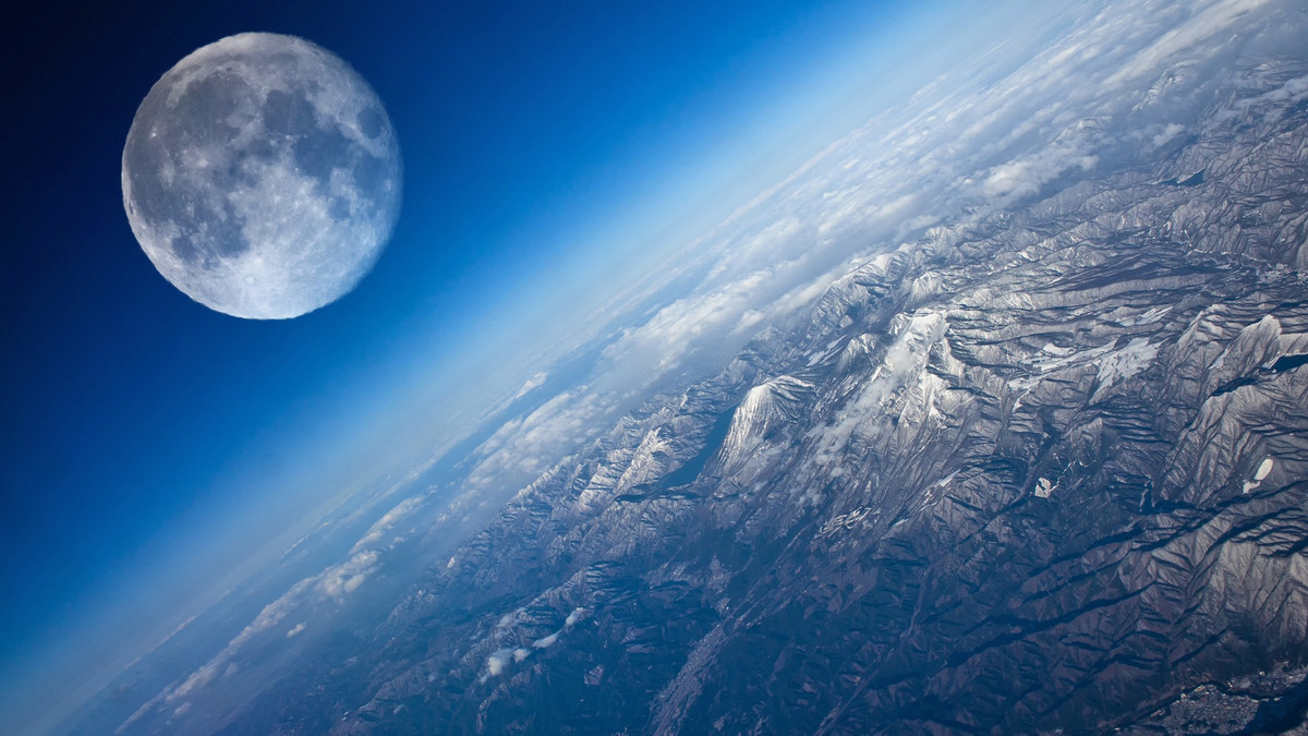 Місяць перебуває в атмосфері Землі - фото 1