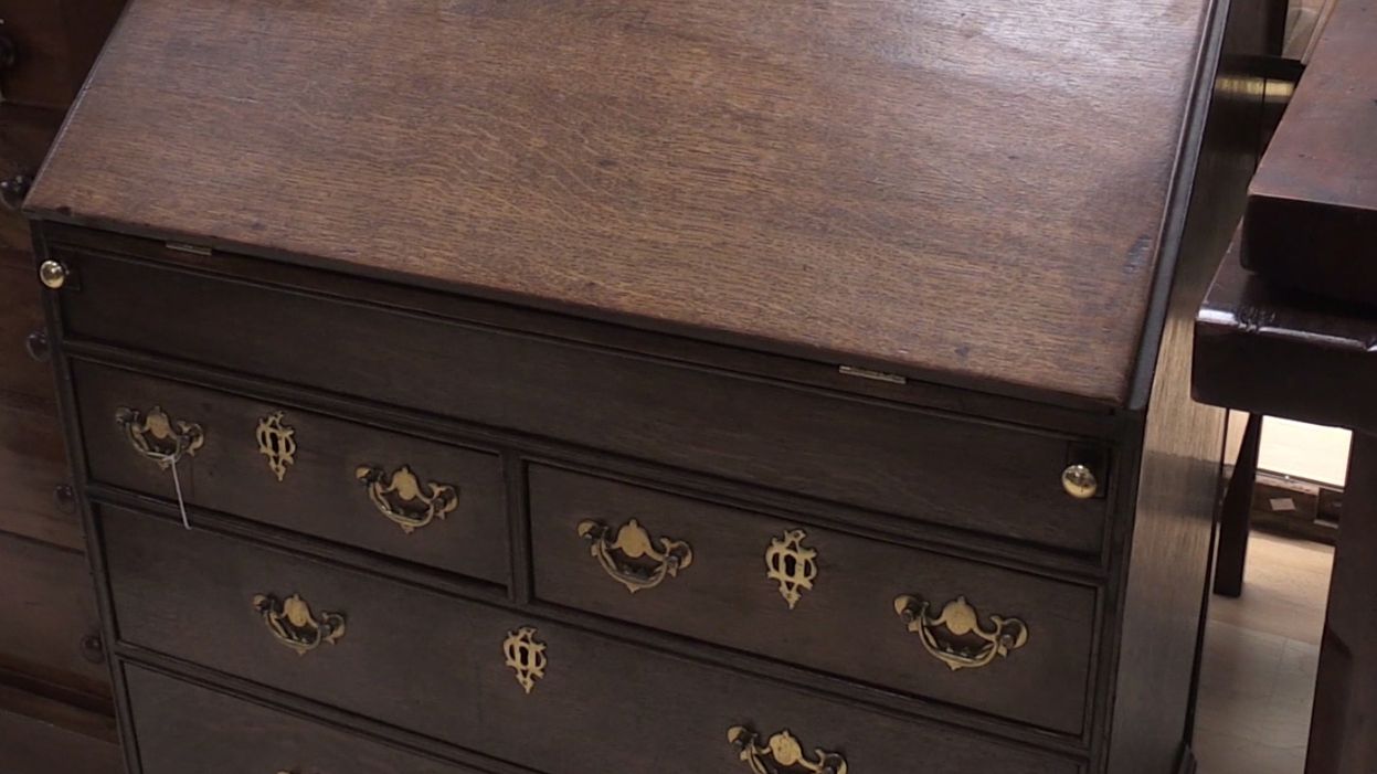 Британка отримала в спадок стіл з таємничим скарбом