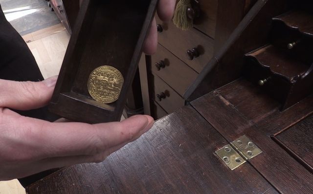 У потайній шухлядці знайшли монету - фото 309335