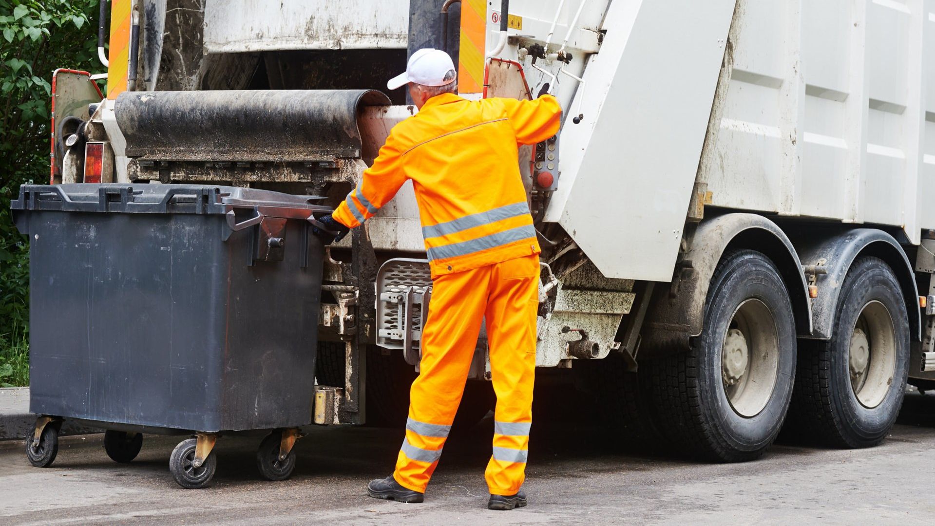 Коли твій день вдався: камера зафіксувала, як сміттяр веселився з батутом