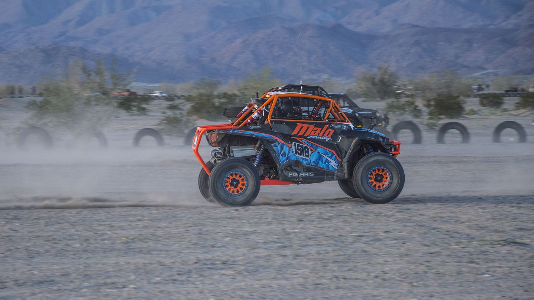 Популярний гонщик влаштував ефектний дрифт на багі: круте відео