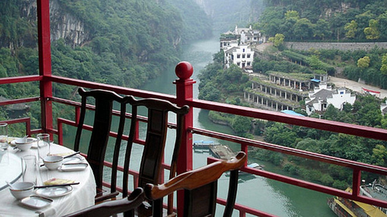 Вхід до закладу – нічим не примітна цегляна будівля - фото 1