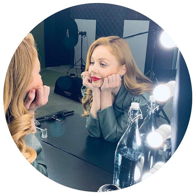 Макіяж у артистки традиційно зроблений з акцентом на губи - фото 310100