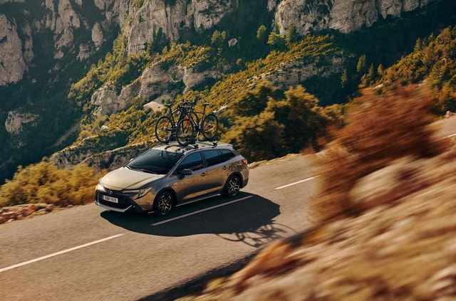 Toyota Corolla отримала спортивну та крос-версію - фото 310198