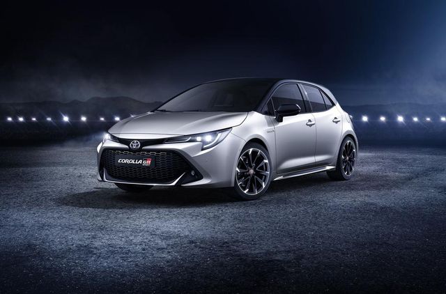 Toyota Corolla отримала спортивну та крос-версію - фото 310200
