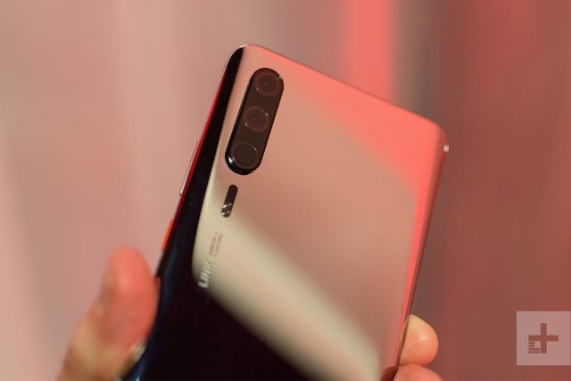 Топовий смартфон Huawei P30 показали на живих фото - фото 310259