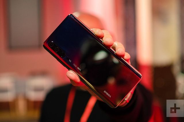Топовий смартфон Huawei P30 показали на живих фото - фото 310261