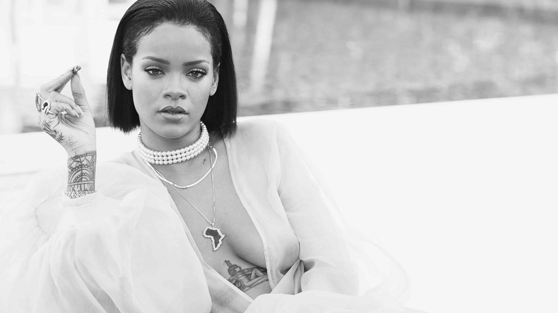 Схудла спокуслива Rihanna показала стрункі ноги
