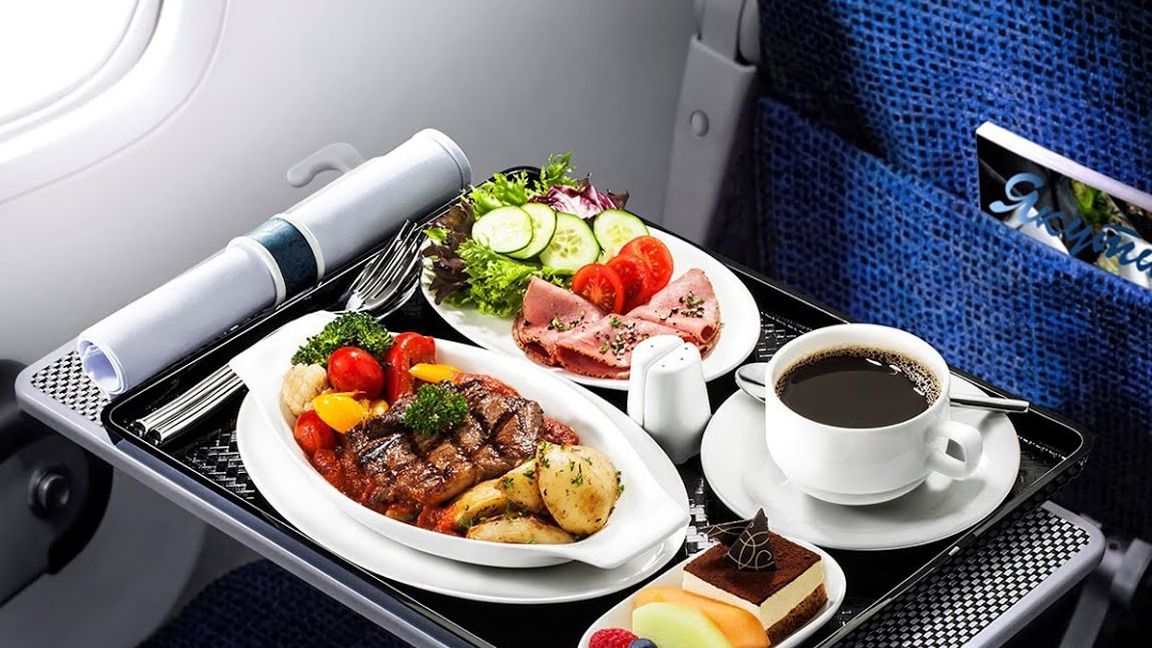 Авіакомпанія подала пасажиру обід з людським зубом: фотофакт