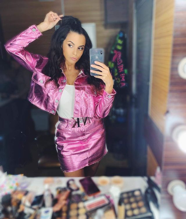 Настя Каменських похвалилася стрункими ніжками у міні - фото 310534