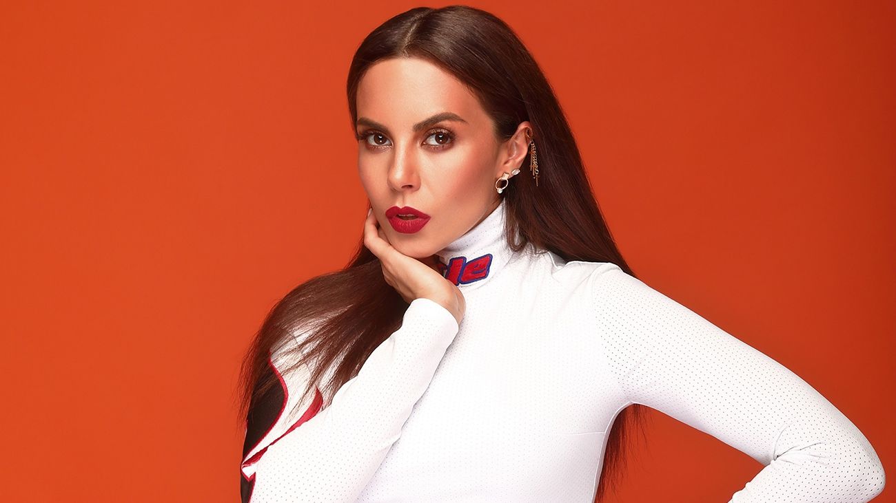 Настя Каменських похвалилася стрункими ніжками у міні