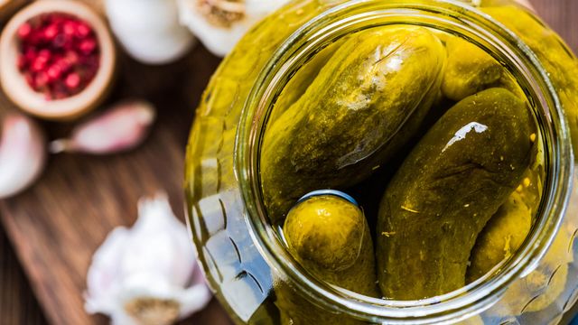 Солені огірки можуть вважатися правоохоронцям, як закуска - фото 310600