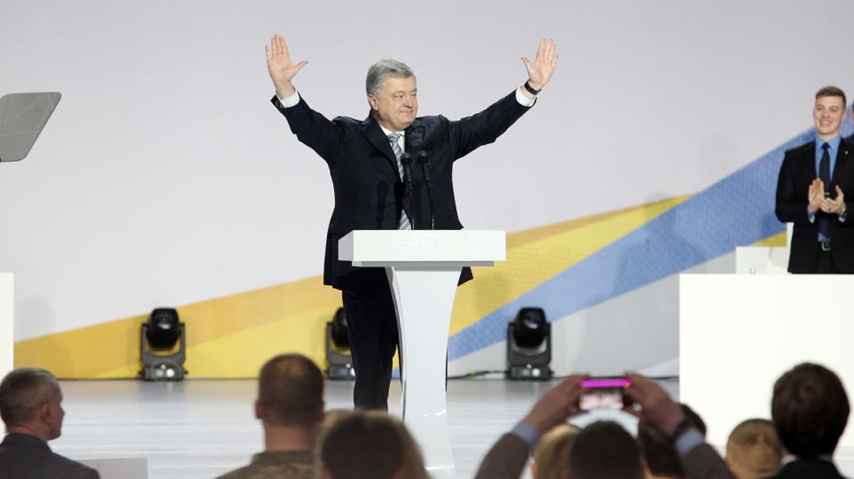 Порошенко зірвав шапку з дівчини у Запорожжі: курйозне відео стало мемом