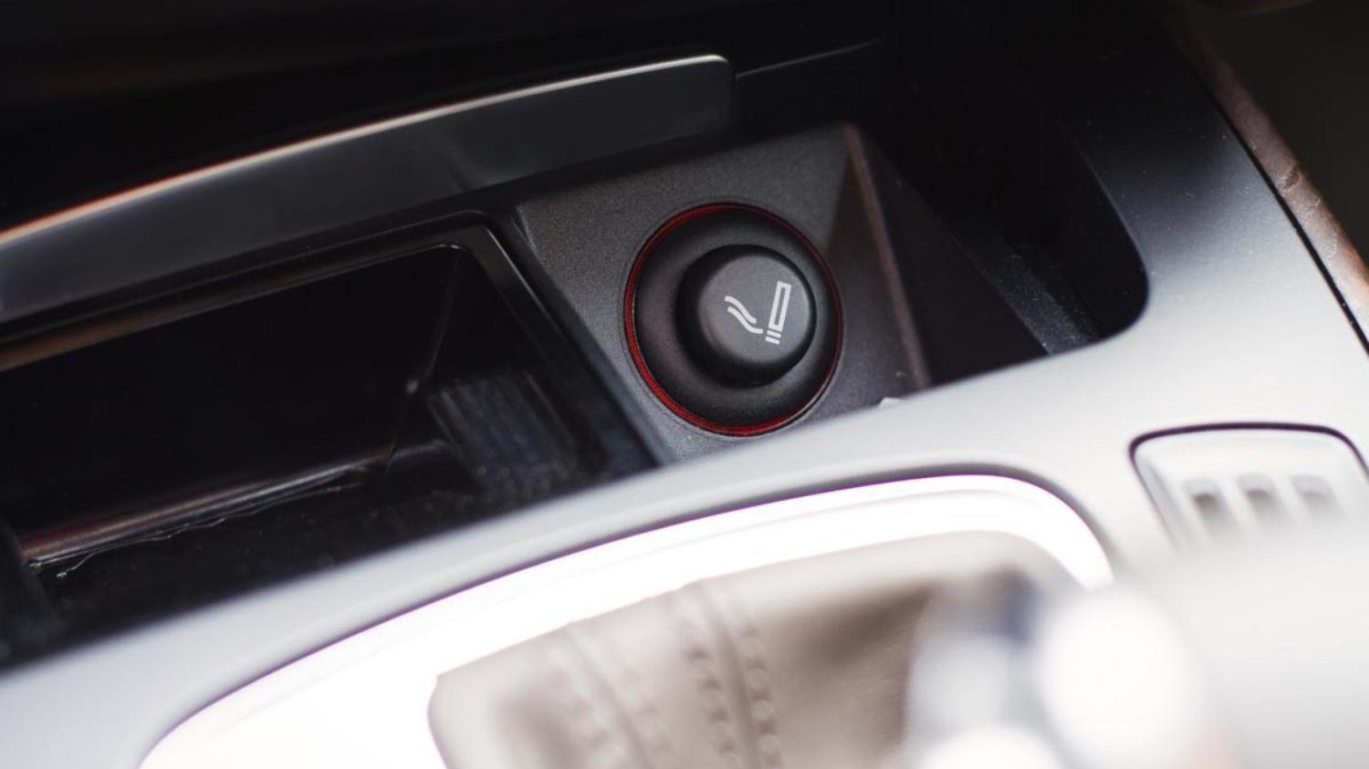 Чи можна використовувати автомобільний прикурювач як розетку