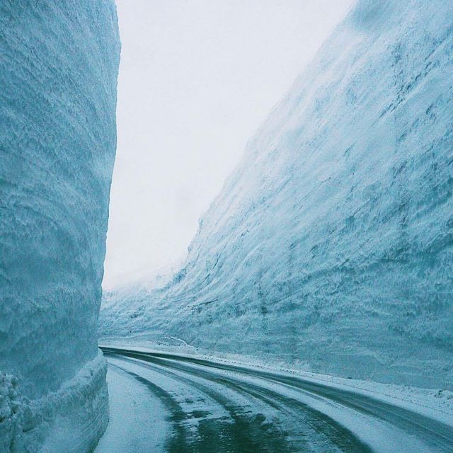 Як виглядає сніговий коридор у Японії: ефектні кадри - фото 310776