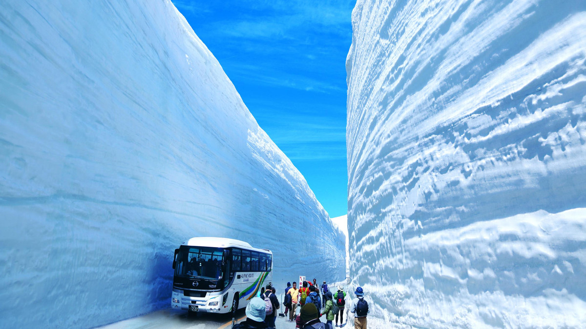 Снігова стіна сягає 15-20 метрів у висоту - фото 1