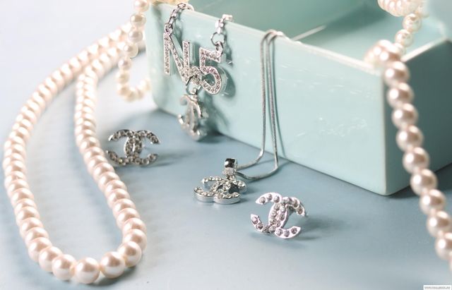 Дешева біжутерія може зіпсувати настрій вашій обраниці - фото 311273