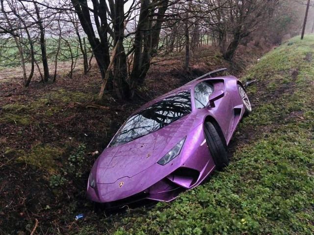 У Лондоні знайшли покинутий Lamborghini: суперкар просто залишили після ДТП - фото 311310