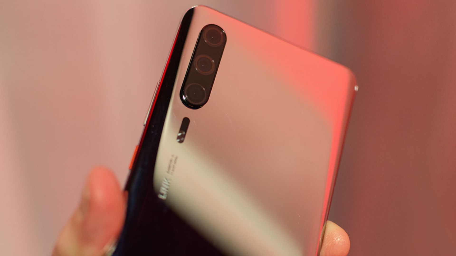 Крутий Huawei P30 Pro засвітився у руках президента компанії