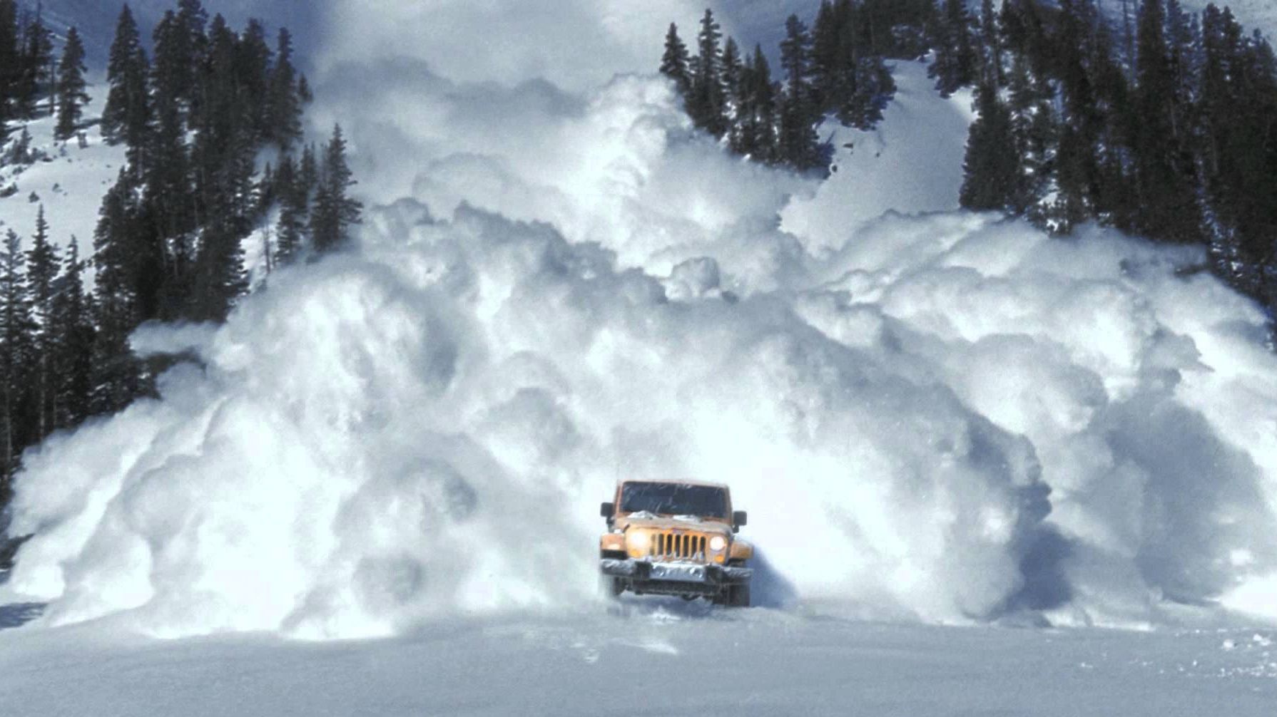 Водій зафіксував сходження лавини: вражаюче відео