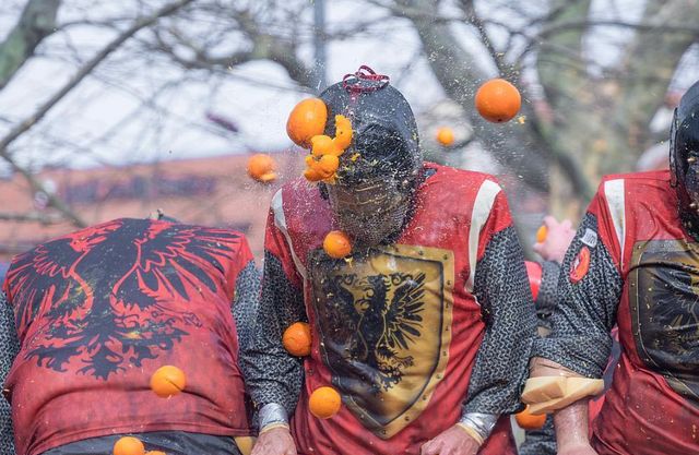 Битва апельсинів: фоторепортаж з традиційного свята в Італії - фото 311605
