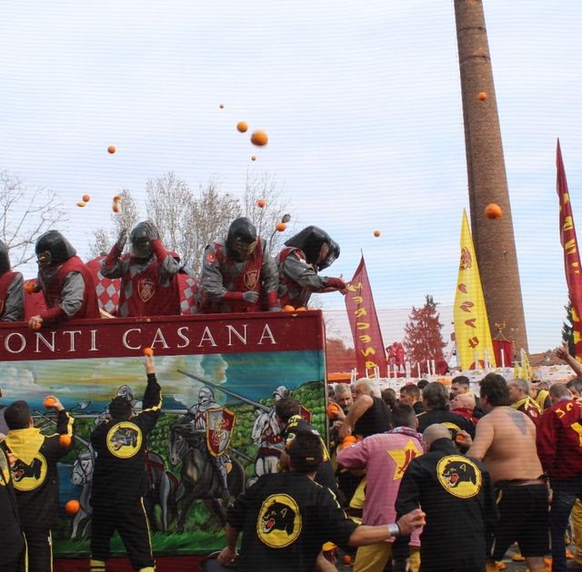 Битва апельсинів: фоторепортаж з традиційного свята в Італії - фото 311606