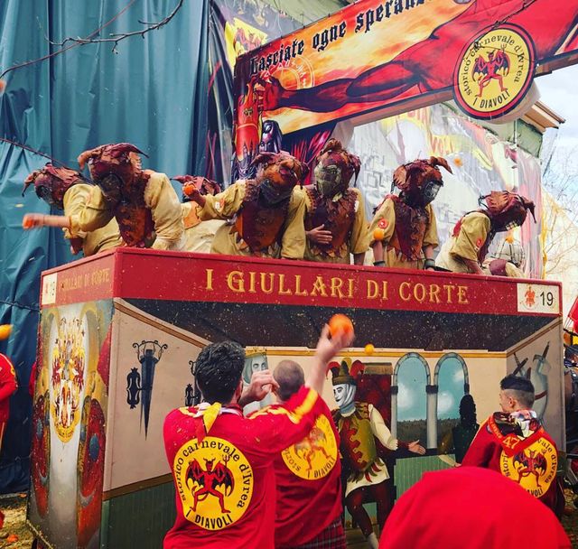 Битва апельсинів: фоторепортаж з традиційного свята в Італії - фото 311608