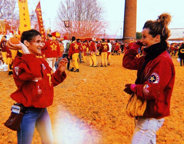 Битва апельсинів: фоторепортаж з традиційного свята в Італії - фото 311609