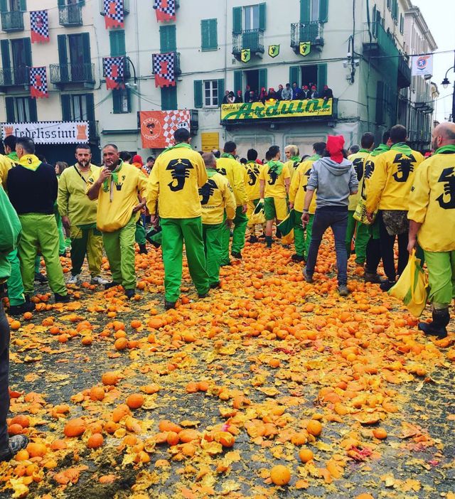Битва апельсинів: фоторепортаж з традиційного свята в Італії - фото 311610