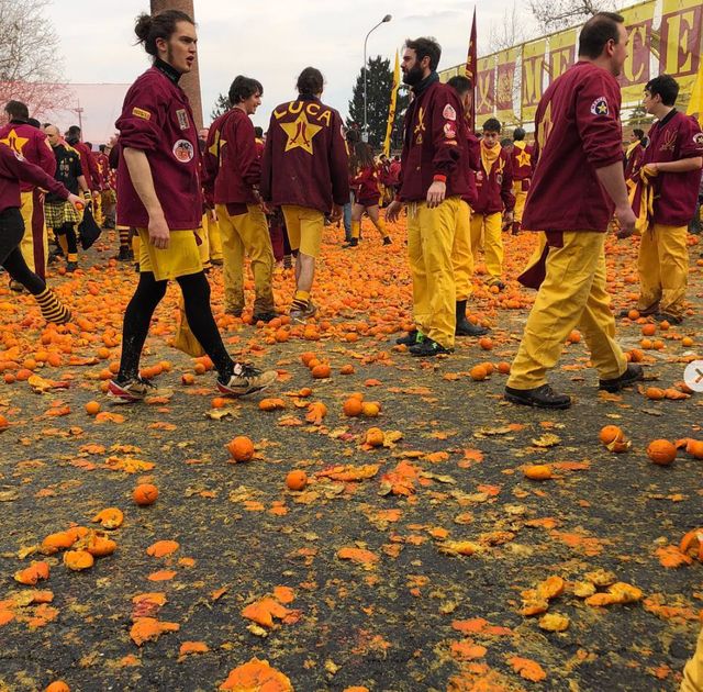 Битва апельсинів: фоторепортаж з традиційного свята в Італії - фото 311611