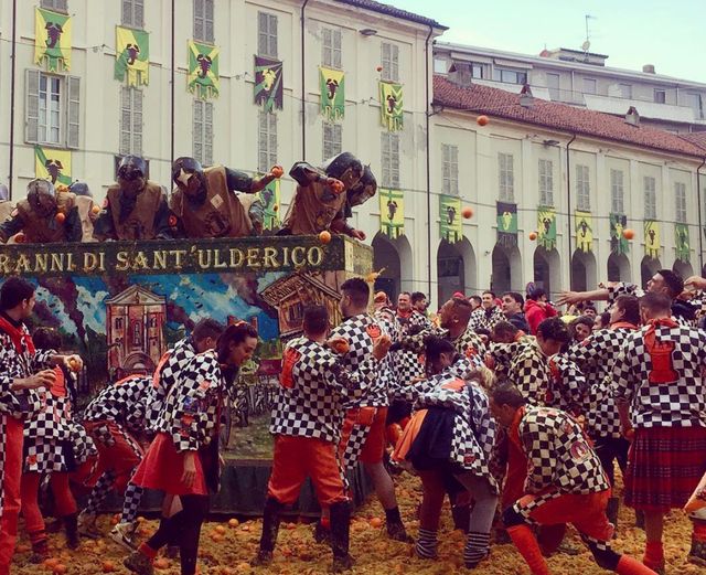 Битва апельсинів: фоторепортаж з традиційного свята в Італії - фото 311612