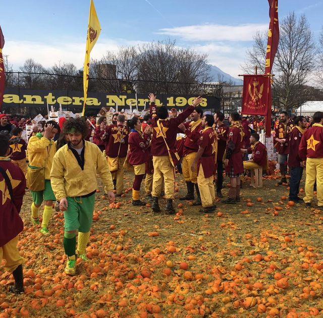 Битва апельсинів: фоторепортаж з традиційного свята в Італії - фото 311613