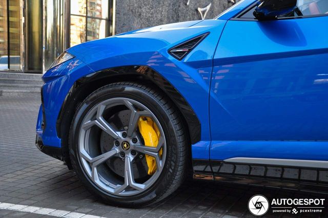 У Києві бачили рідкісний Lamborghini Urus: він прекрасний - фото 311764
