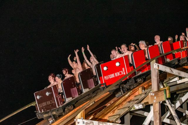 Абсолютно голі: у Великобританії пасажири атракціону встановили несподіваний рекорд - фото 311809