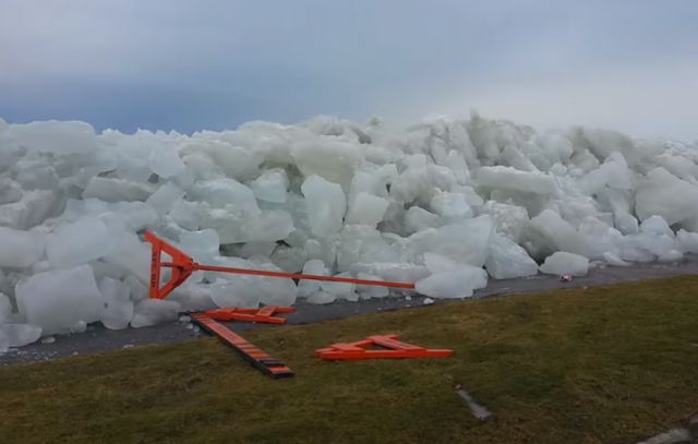 У США озеро перетворилося на снігову брилу - фото 311858