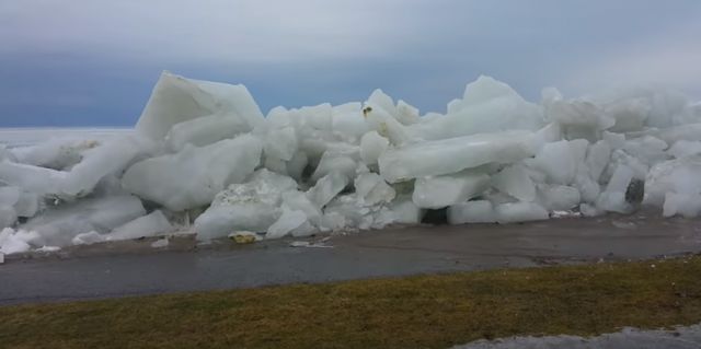 У США озеро перетворилося на снігову брилу - фото 311860