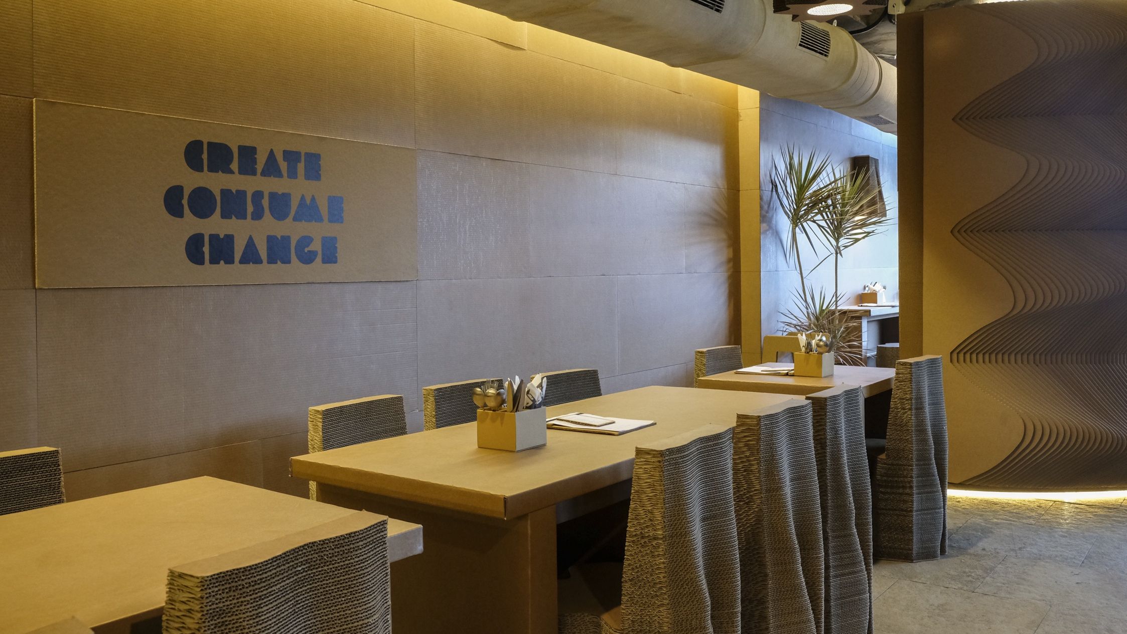 Як виглядає перше в світі картонне кафе