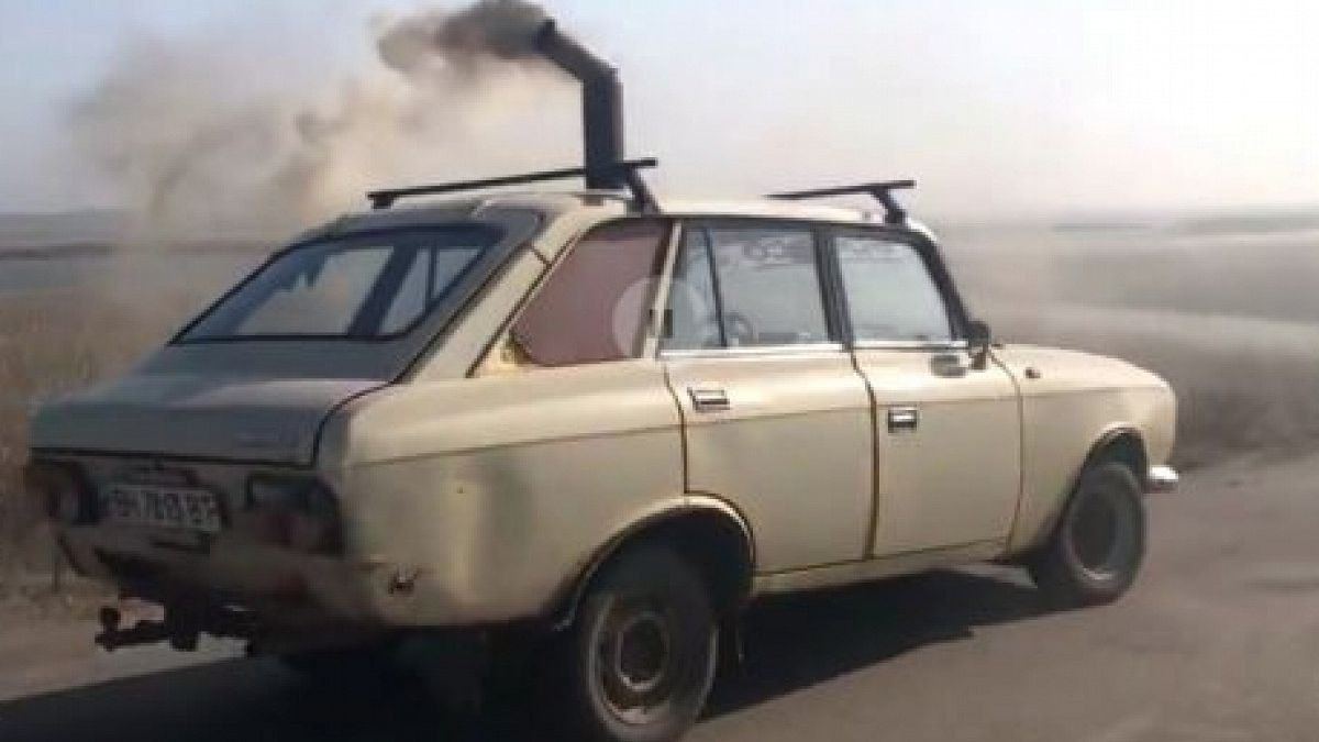 Для виведення диму з авто в даху чоловік зробив отвір - фото 1