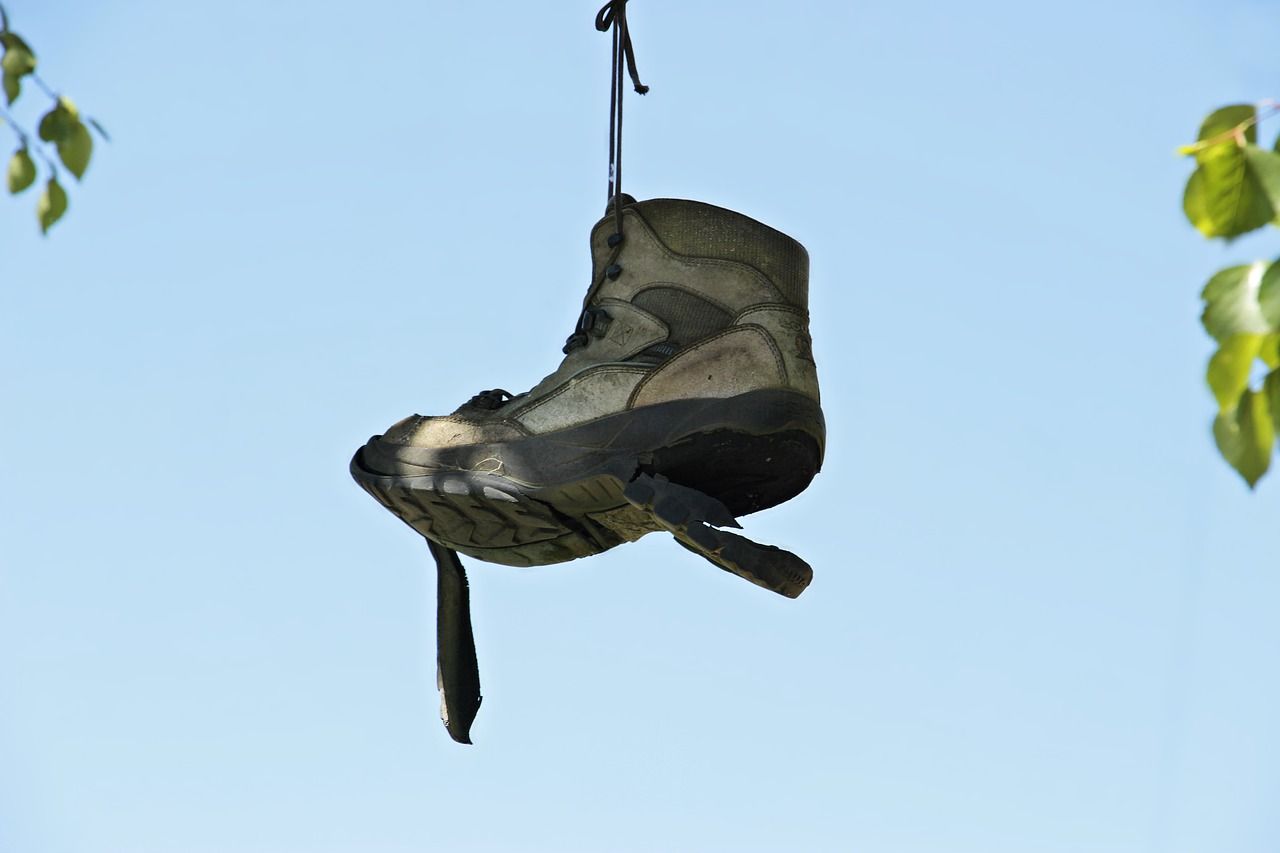 Підкинь кросівки: мережу підкорює новий флешмоб