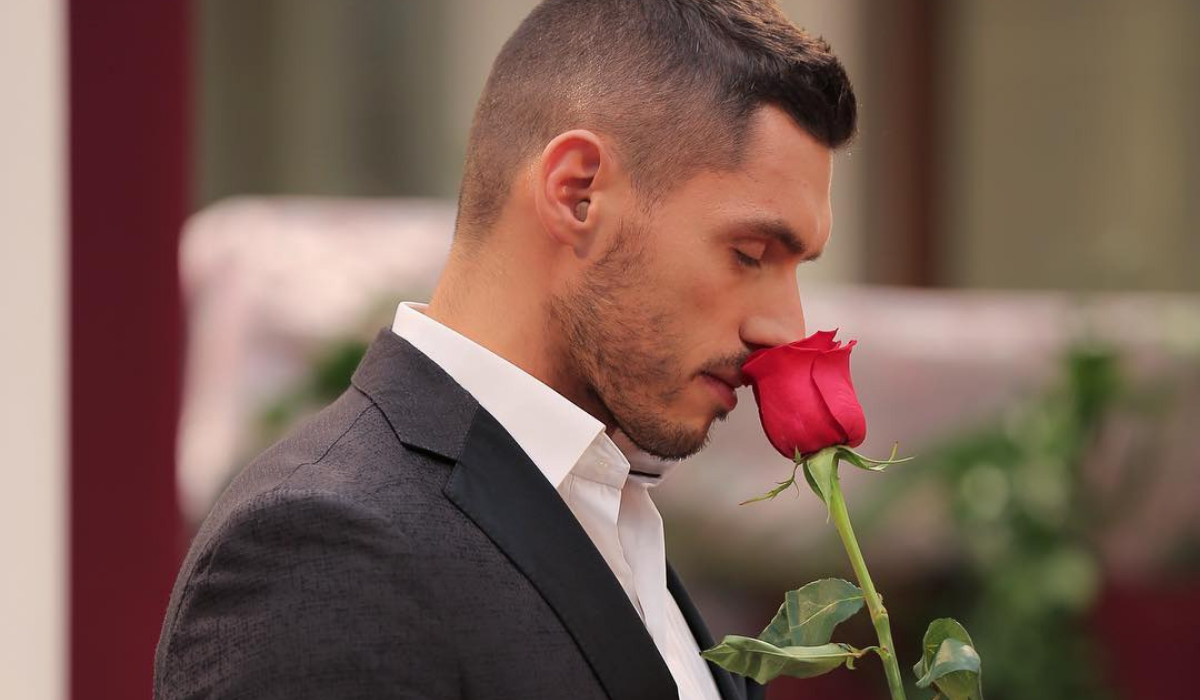 Нікіта Добринін роздав перші троянди - фото 1