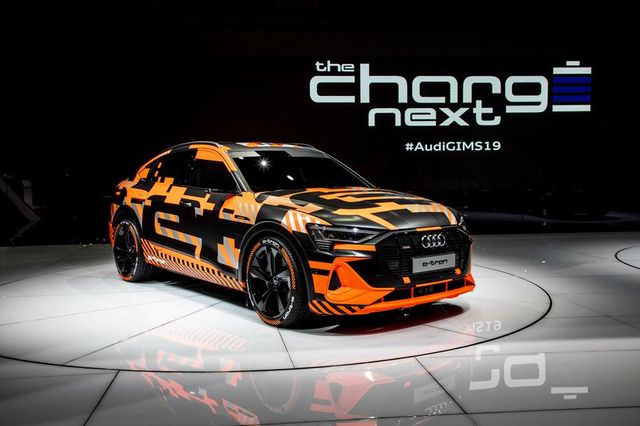 Audi показала прототип електричного e-tron Sportback - фото 313020