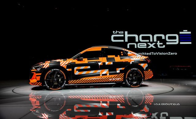 Audi показала прототип електричного e-tron Sportback - фото 313021