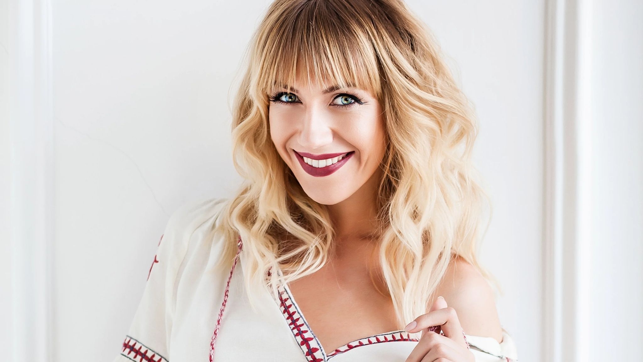 Леся Нікітюк зачарувала новим образом з яскравою помадою