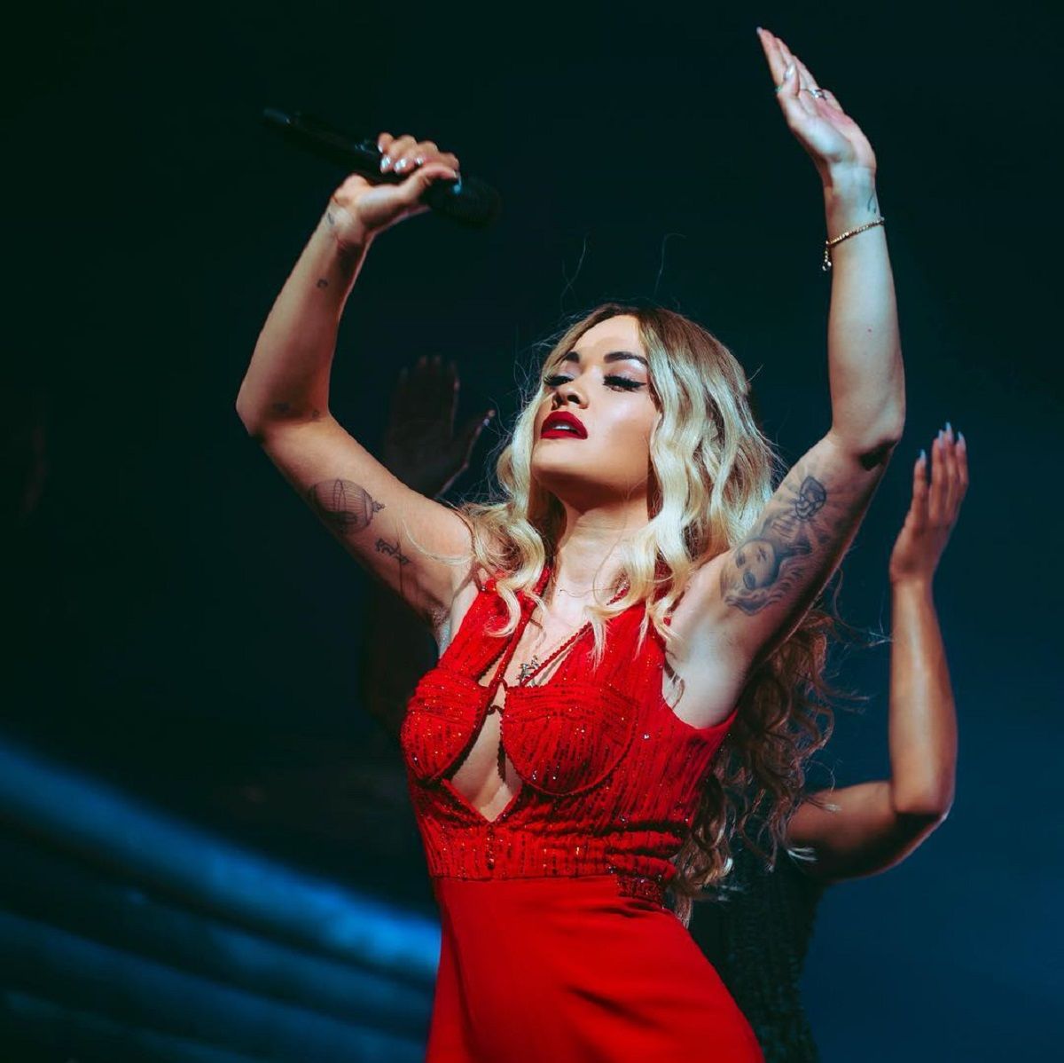 Співачка Ріта Ора вразила звабливим вбранням на концерті (18+)