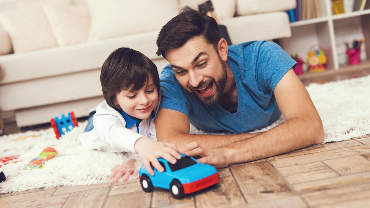 Молодий батько показав, як потрібно розважати дітей: кумедне відео