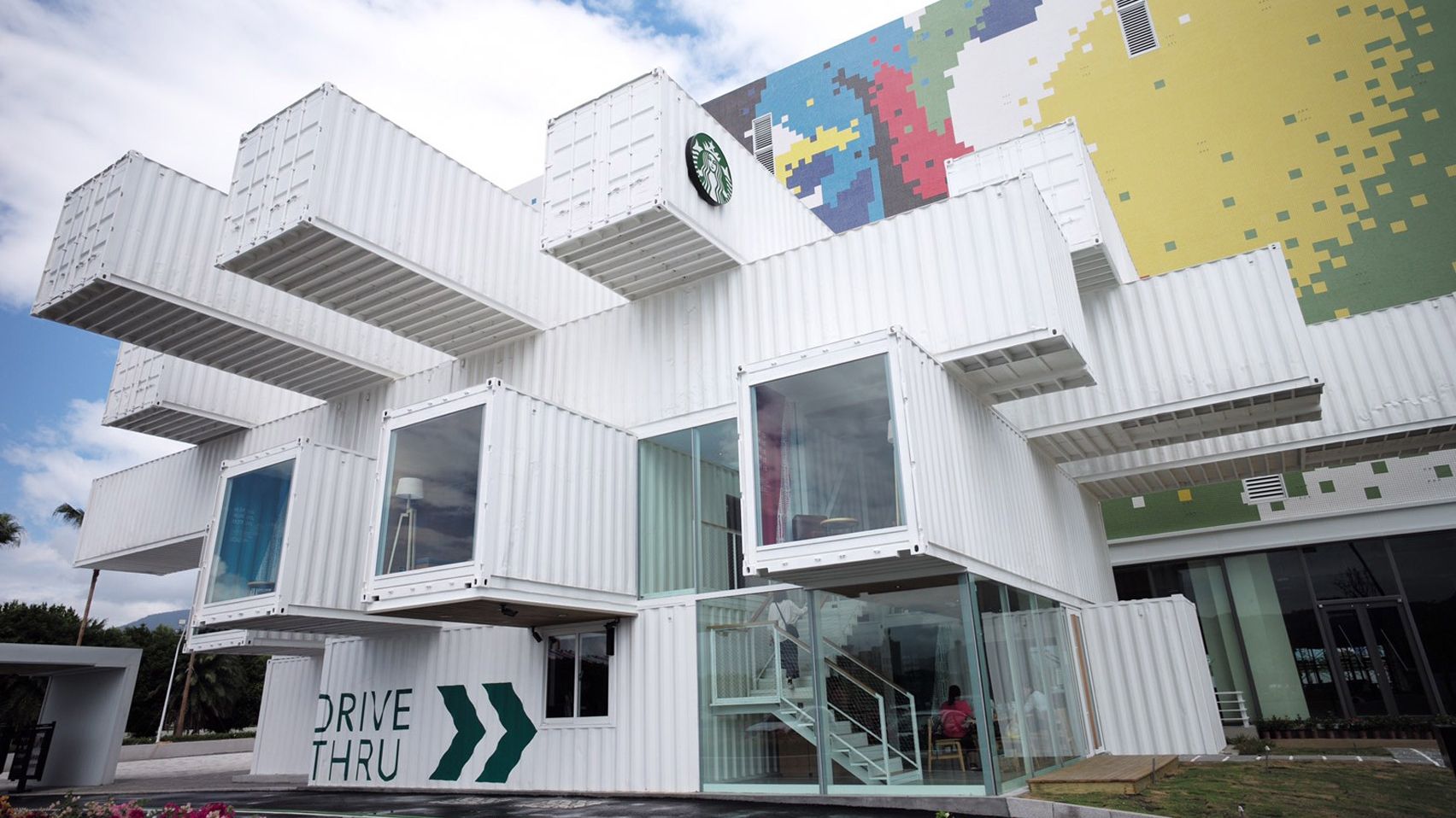 Кав'ярню Starbucks створили з вантажних контейнерів: фото