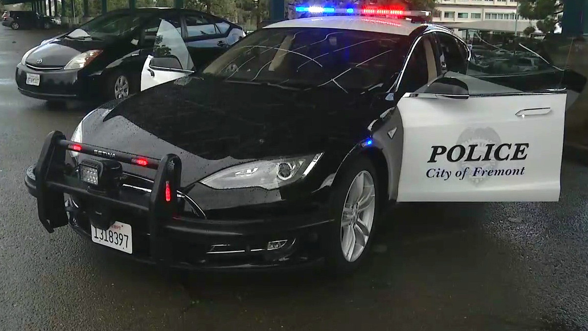 Поліцейська Tesla Model S - фото 1
