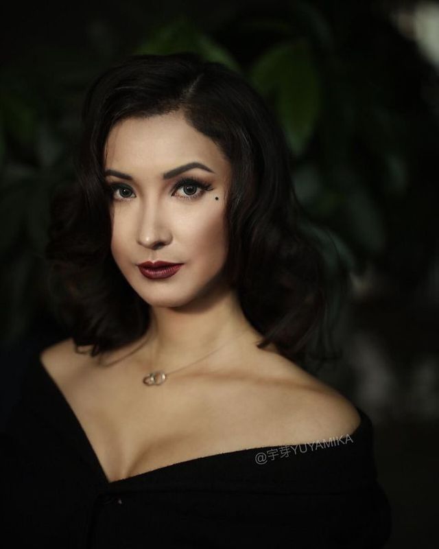 Китайська вчителька перетворюється у відомих людей: вражаючі фото - фото 313949