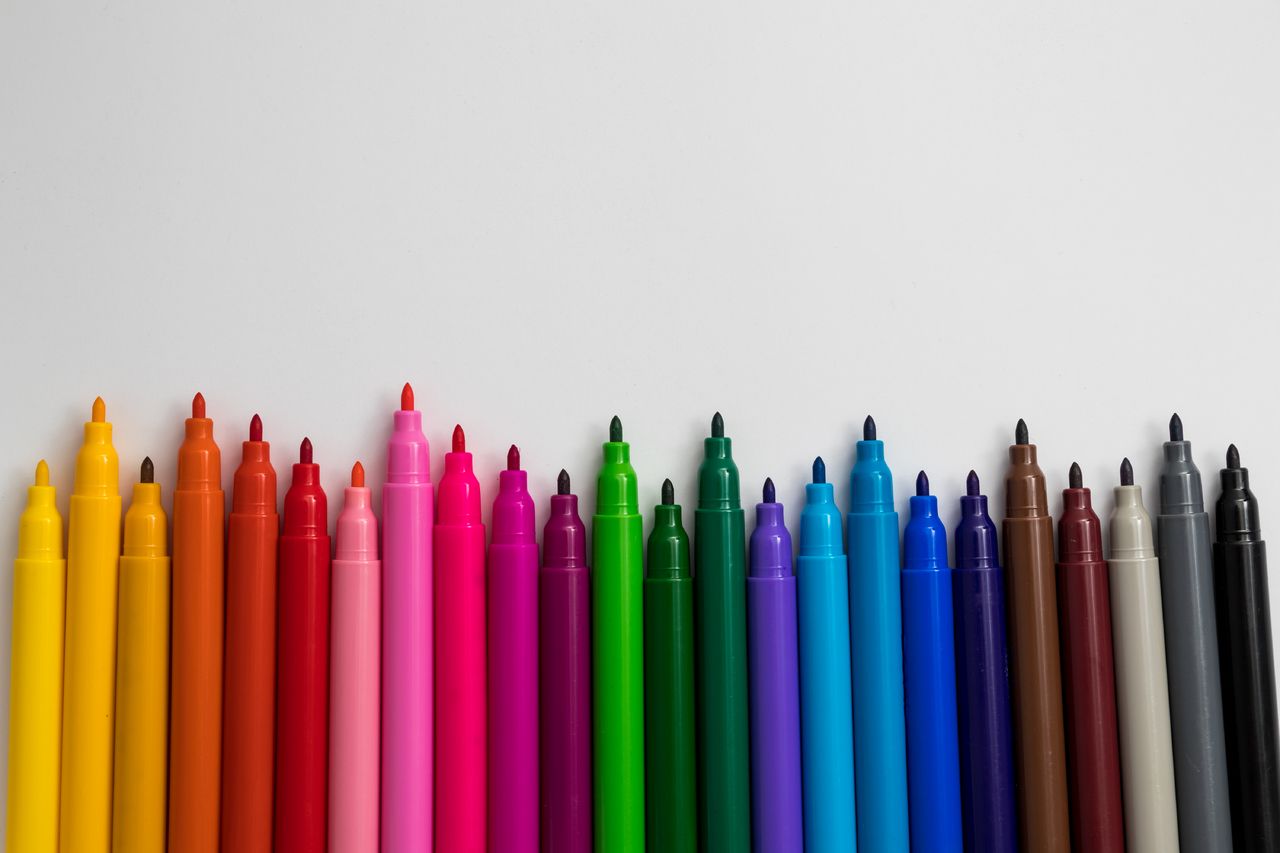 Художник створює картини з паперу - фото 1