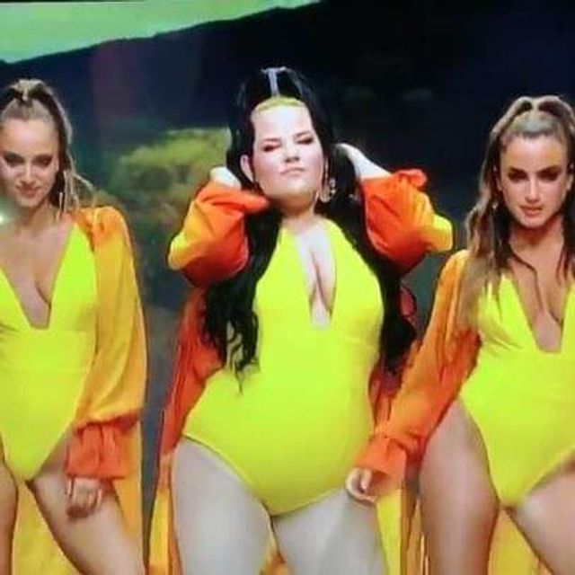 Переможниця Євробачення показала пишні форми у купальнику - фото 314235